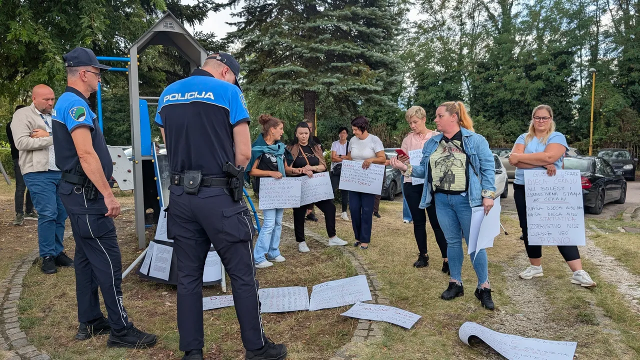 Roditelji održali mirno okupljanje ispred Dječije klinike UKC-a u Tuzli. Izvor: PIN