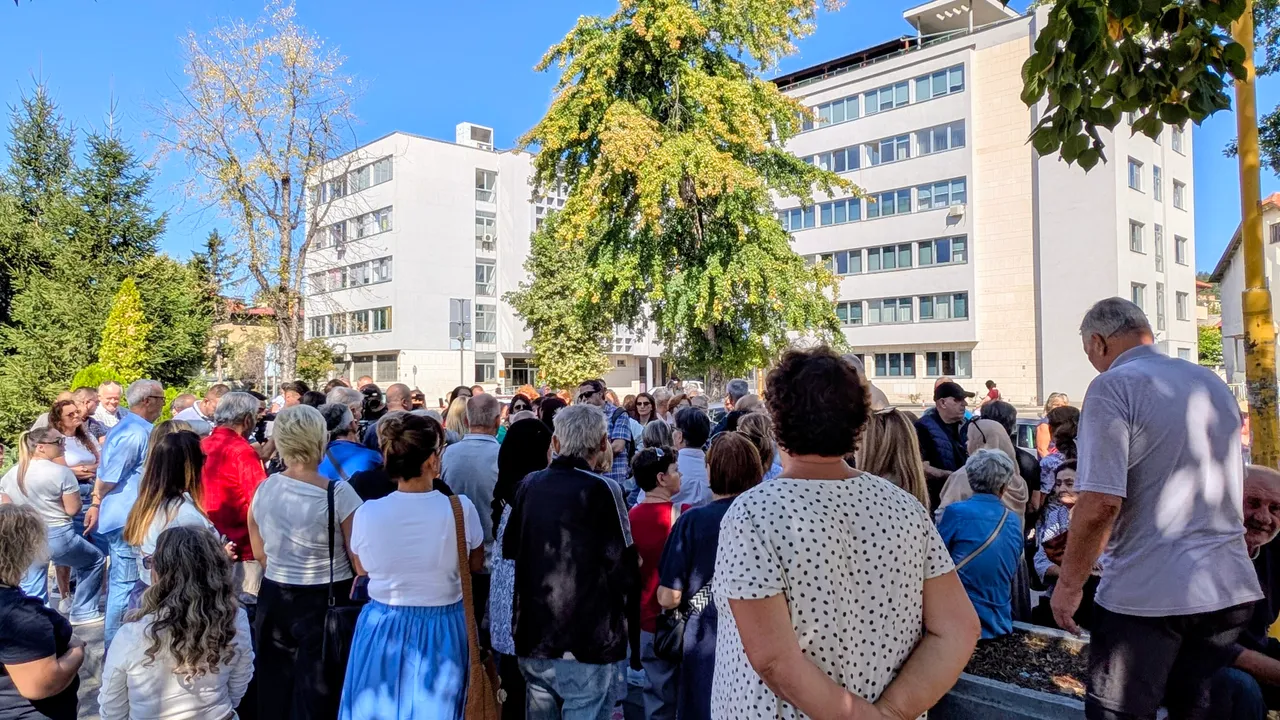 Mirni protesti ispred Tužilaštva TK zbog određivanja pritvora maloljetnoj djevojčici. Izvor: PIN