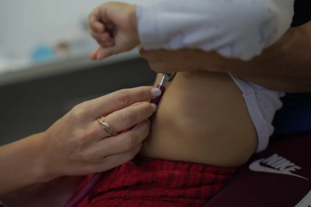 Ljekarski pregled djeteta pred imunizaciju. Izvor: PIN