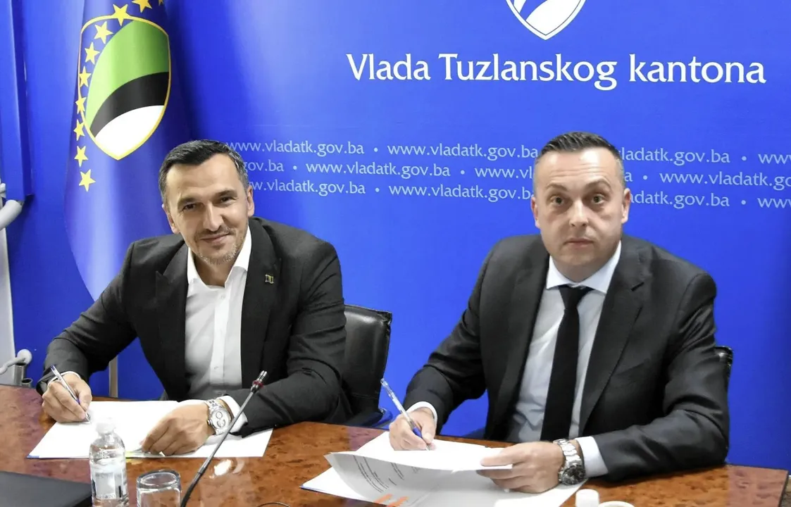 Potpisivanje sporazuma između Ministarstva za rad, socijalnu politiku i povratak TK i Federalnog zavoda za penzijsko/mirovinsko i invalidsko osiguranje. Izvor: Vlada TK