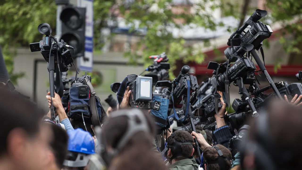 Online mediji su izričito prepoznati kao mediji u Izbornom zakonu, koji ne tretira internet kao prostor izvan izbornog nadzora. Izvor: Magnific