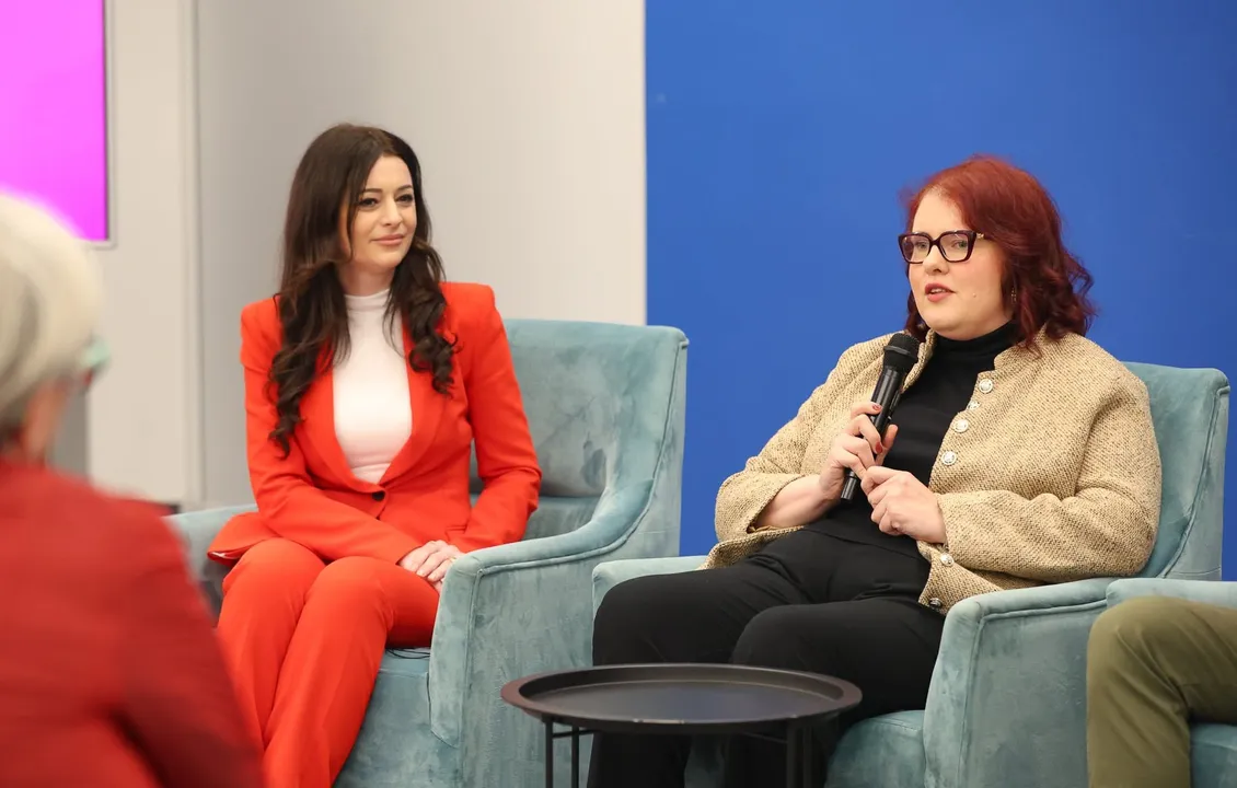 Ana Kotur Erkić (desno). Izvor: Privatna galerija fotografija