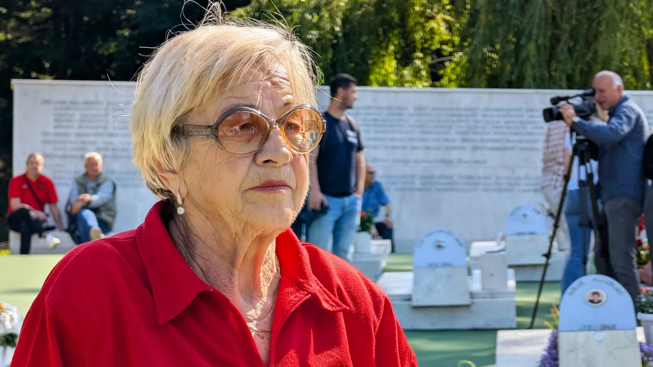 Vahida Rekić na mezaru sina Nedima na Slanoj banji u Tuzli. Izvor: PIN