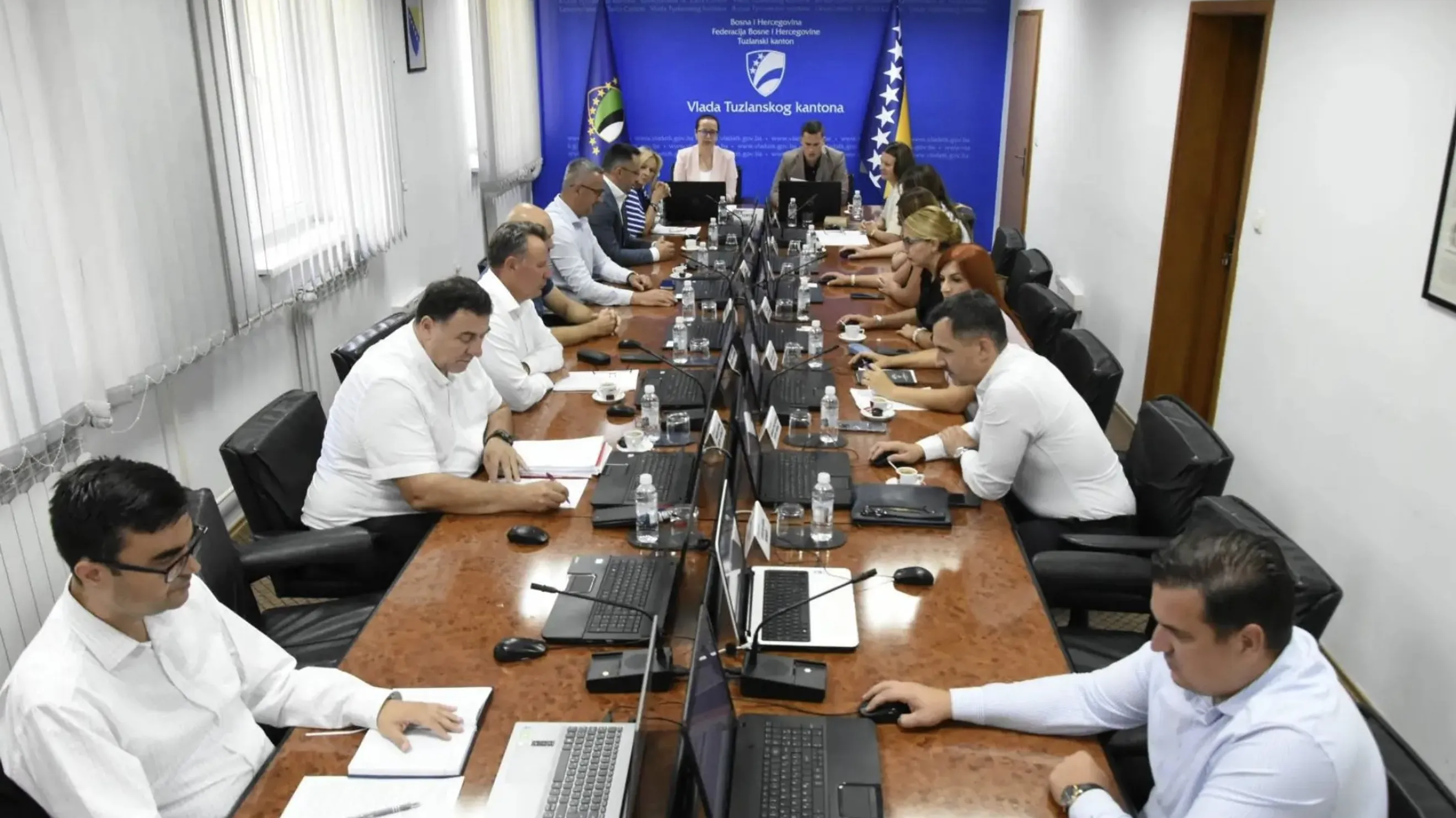Predizbornih 100 KM za penzionere u TK: Socijalna pomoć ili politička korist