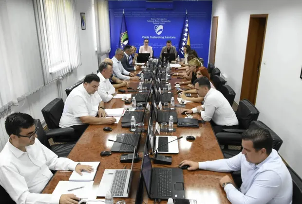 Predizbornih 100 KM za penzionere u TK: Socijalna pomoć ili politička korist